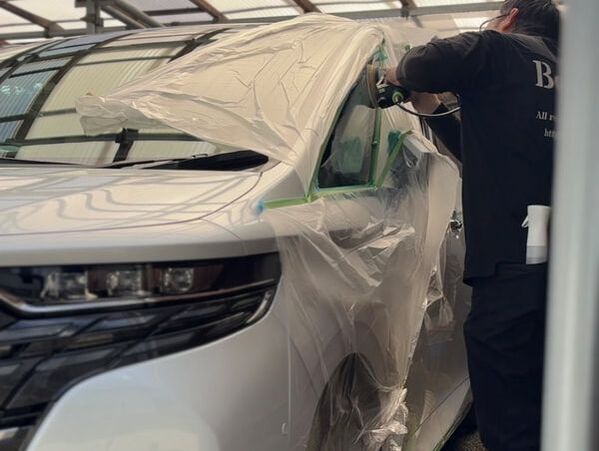 新車アルファードのクウォーターガラスに細かい線傷を研磨で傷消し