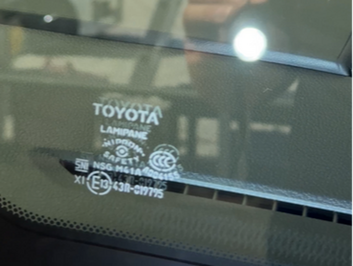 新車アルファードのクウォーターガラスに細かい線傷の研磨後