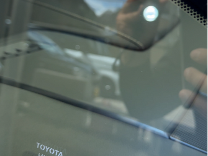 新車アルファードのクウォーターガラスに細かい線傷を研磨で修復Before