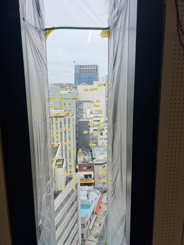 建築ガラスに養生をしてこれからガラスの深い傷消し研磨を施工