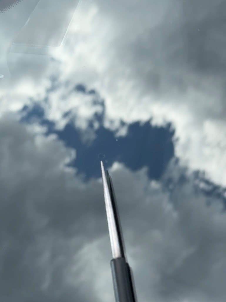 フロントガラスの表面の欠けが大きな飛び石傷をガラスリペア