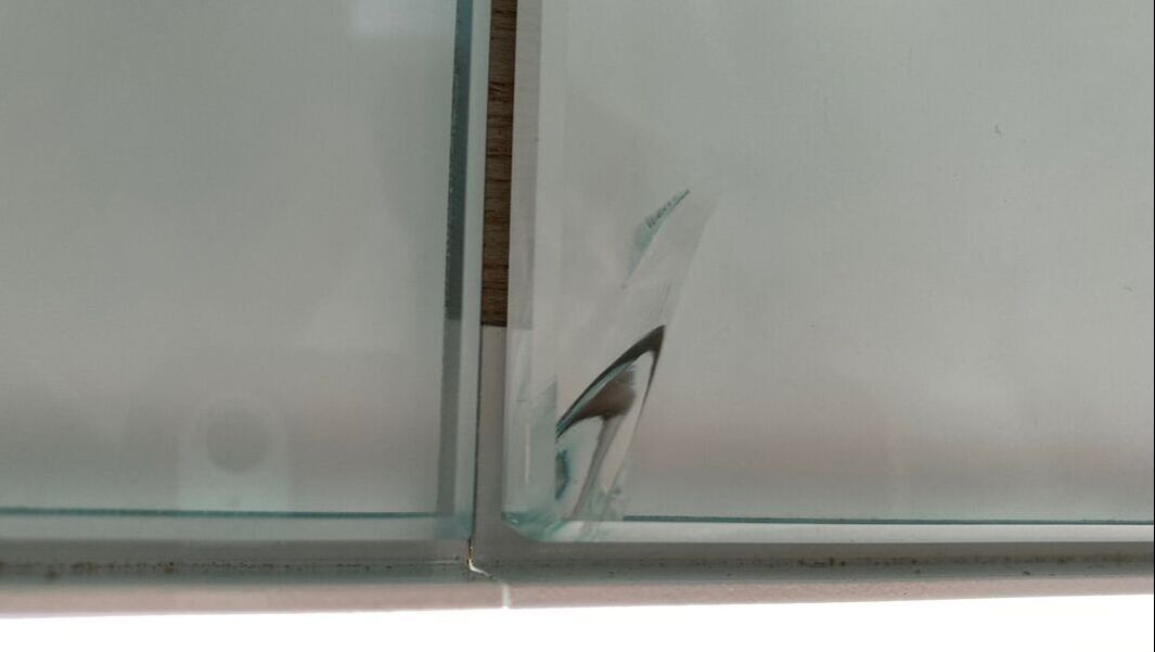 建築の装飾ガラスのひび割れをクラックリペアで補修