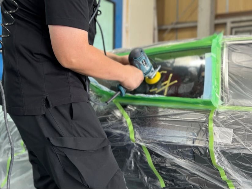 ランボルギーニの旧車のサイドガラスを研磨