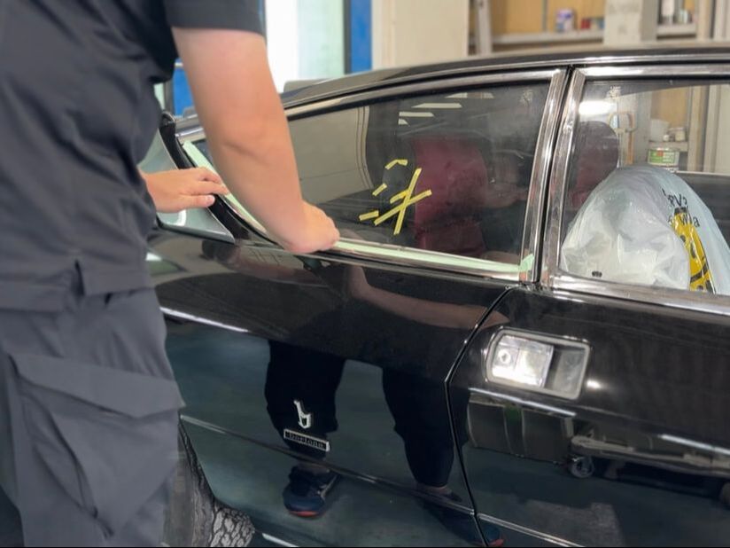 旧車のサイドガラスに養生をする