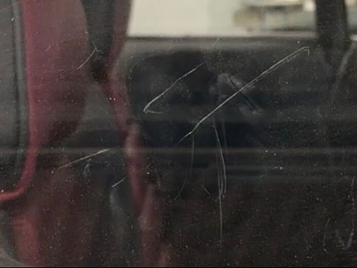旧車のサイドガラスに深い傷が数本
