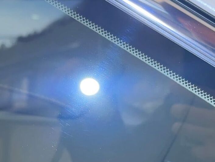 新車アルファードのクウォーターウィンドに細かい線傷