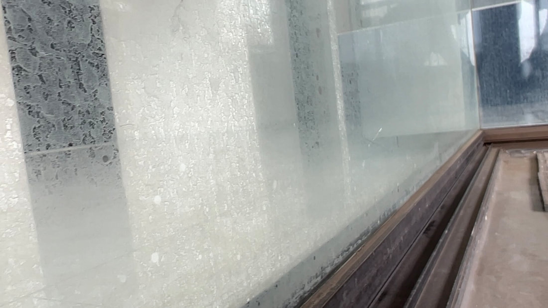タワーマンションの高層階の窓ガラス。潮風により塩害が発生