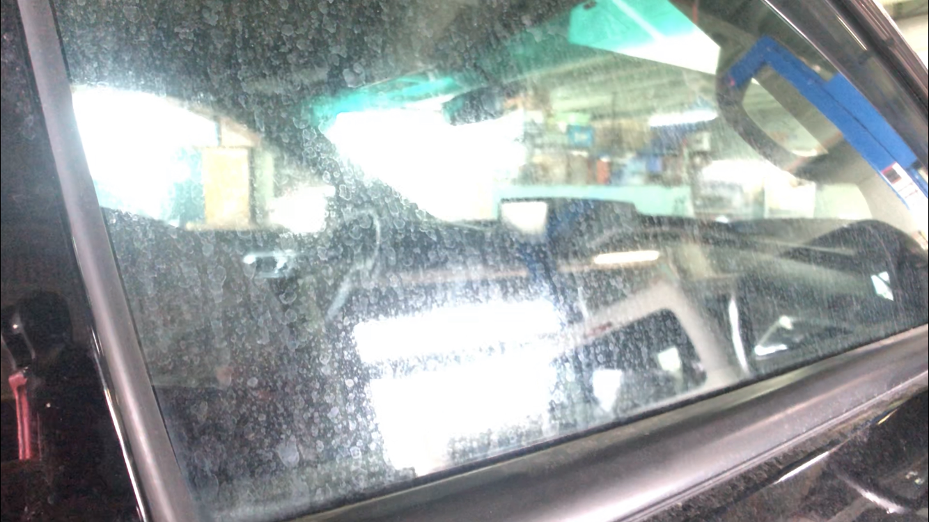 アメ車のサイドガラスの水垢落としのbefore写真