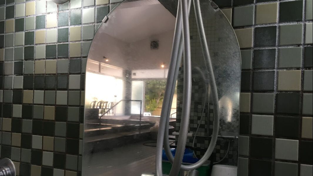温泉の鏡のウロコ汚れ研磨